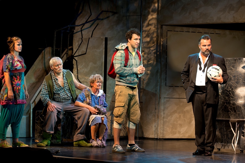 TÚL A MASZAT-HEGYEN-SZÍNHÁZI ELŐADÁS